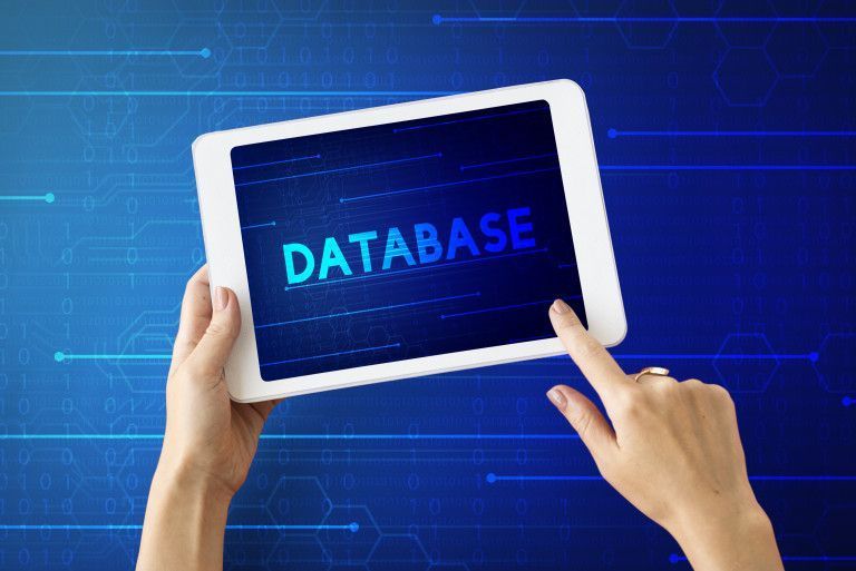 tablet con la palabra database